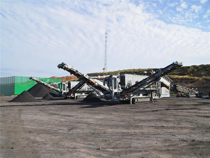 Crawler type of mobile stone crushing plant